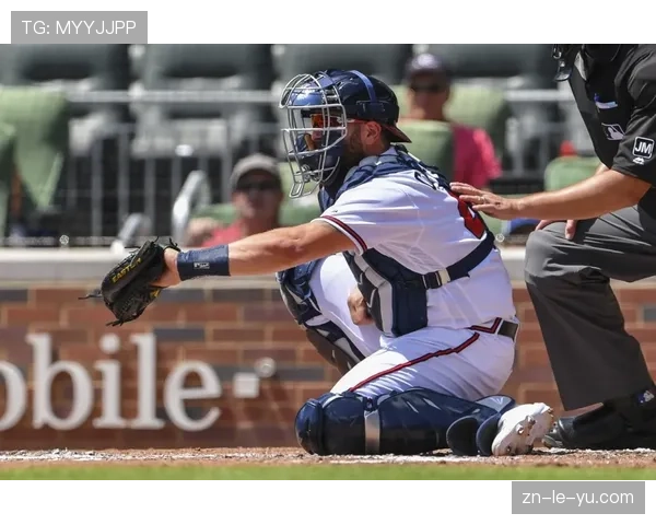 马林鱼队春训主场出现浣熊，比赛短暂中断