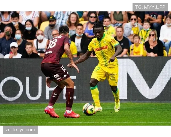 官方：尼斯对阵布雷斯特的比赛因突降暴雨推迟一小时进行